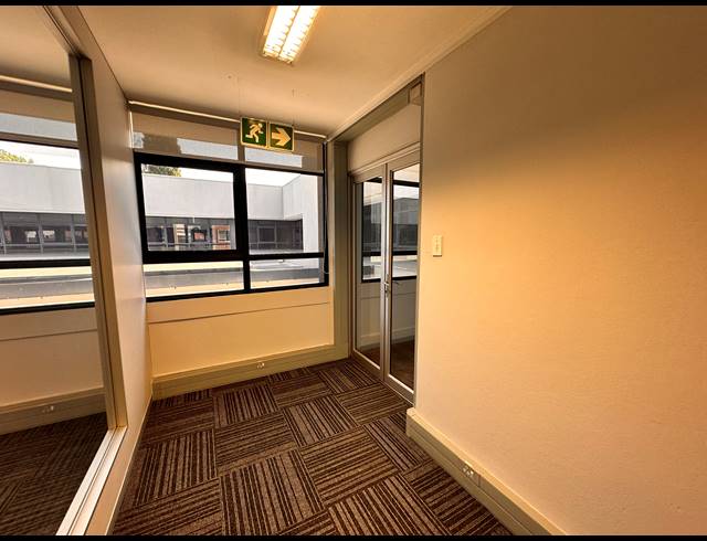 238M² OFFICE TO LET IN GREENSIDE